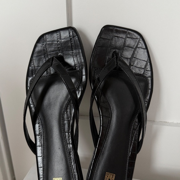 TOTEME Leather flip flops - Picture 2 of 5